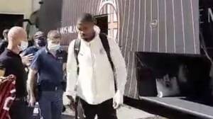 意媒：迈尼昂抵达都灵手缠绷带，能否首发视赛前热身而定