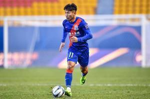 0-3落后,申花第30分钟即换人,于汉超替下U23球员何龙海