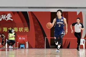 少年好腰！杨皓喆首节连续两个高难度拉杆上篮！