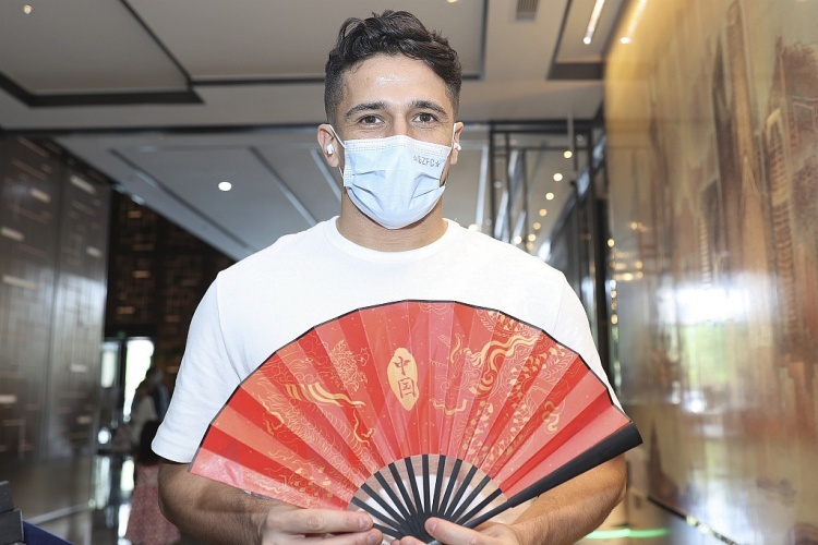 圈内人士：国足非常需要洛国富的精神属性 上轮比赛换下他有点早