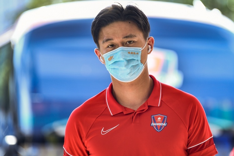 沪媒:申花战重庆主动放弃回避条款,但蒋圣龙因累积4黄停赛