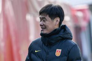鲁媒评国足:李霄鹏去留&归化如何收场是悬念,年轻人谁能顶上?