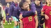 赛后镜头捕捉到的一幕：水庆霞宠溺地抱着张琳艳?